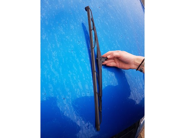 Une fois retirer, prenez le nouvel essuie glace