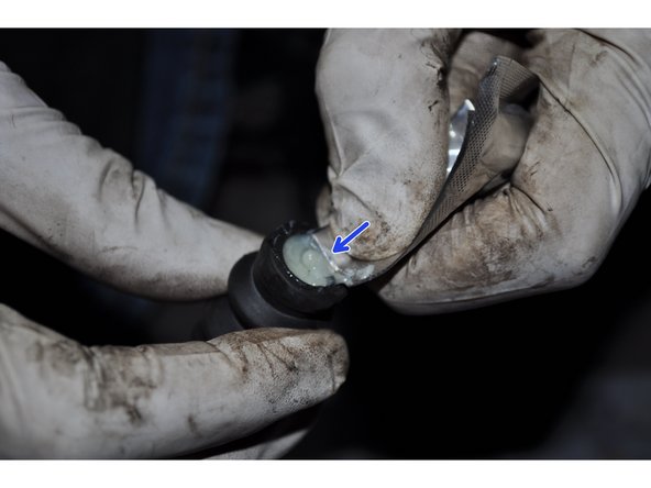 Appliquer également de la graisse dans le soufflet