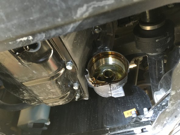 Demonter le filtre à huile à l'aide de la clé à sangle