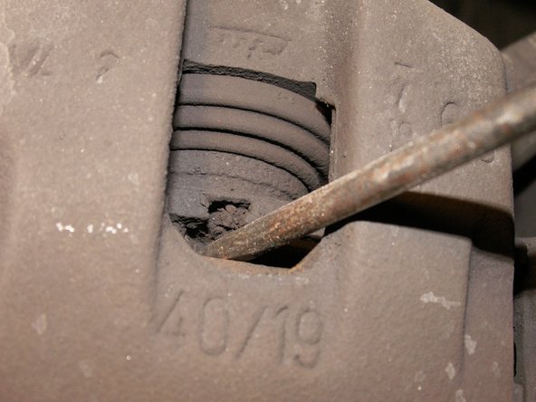 Pour retirer l'étrier il faut passer une lame de tournevis plat entre les plaquettes et le disque ce qui permet en faisant levier de repousser légèrement le piston dans l'étrier