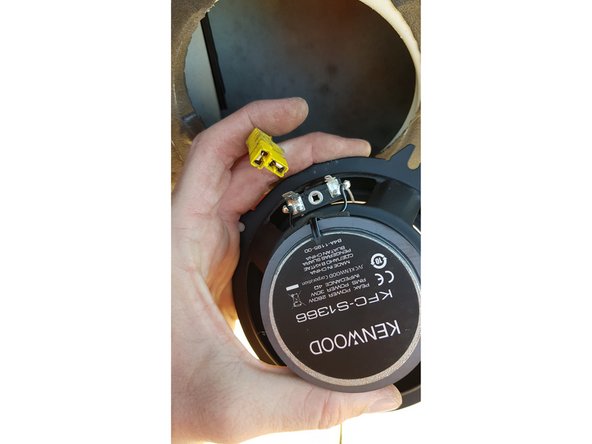 Préparez les câbles en y mettant les 2 cosses mâles (qui ne sont pas fournies) puis branchez le tout.