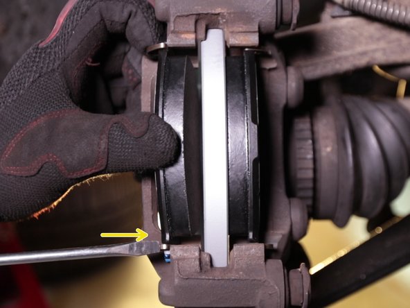 Appuyer sur les accroches à l'aide d'un tournevis plat pour faciliter la pose des plaquettes