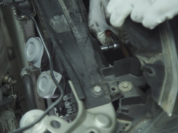 Revisser les deux vis à l'aide d'une douille de 10