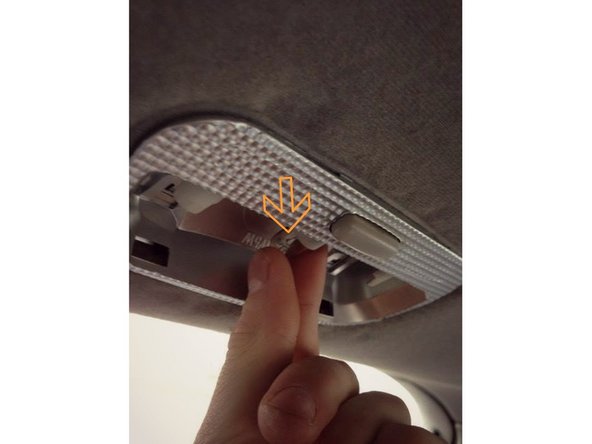 Pour enlever une ampoule, attrapez la avec vos doigts puis tirer en faisant un effet de droite à gauche pour la déclipsser.