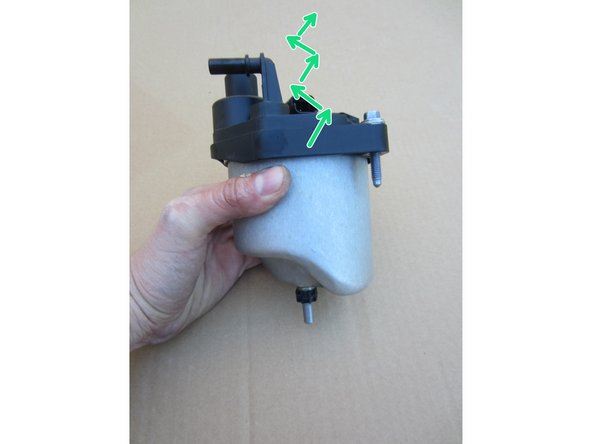 Séparer le couvercle du filtre en tirant avec des petits mouvements gauche droite