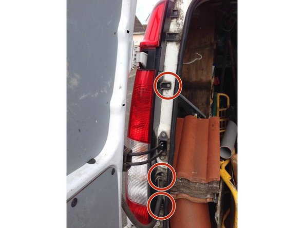 Ne pas trop forcer lorsque vous vissez pour ne pas abîmé le plastique ni le sérrage du phare.