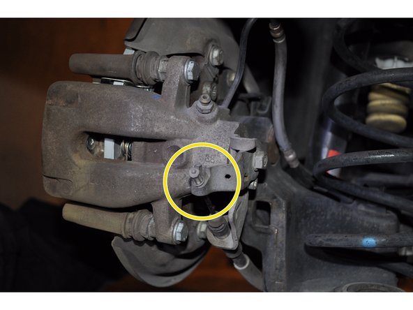 Serrer les vis de l'étrier et remettre en place le câble de frein à main.