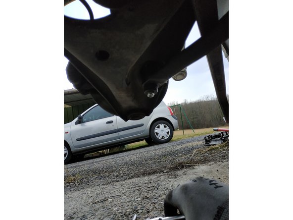 présenter l'écrou et le serrer à la main