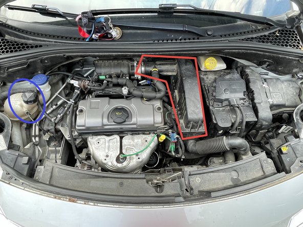 Je localise le bocal de liquide de refroidissement et ouvre le bouchon