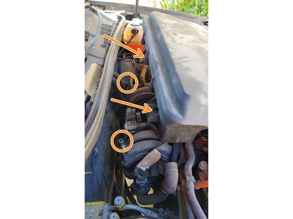 L'arrière du boîtier est clipsé. Il suffit de le tirer à la verticale pour le débloquer.