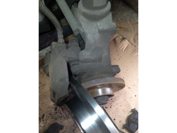 
Replace the disc by carefully inserting it between the caliper and the hub then tighten the retaining screws.
