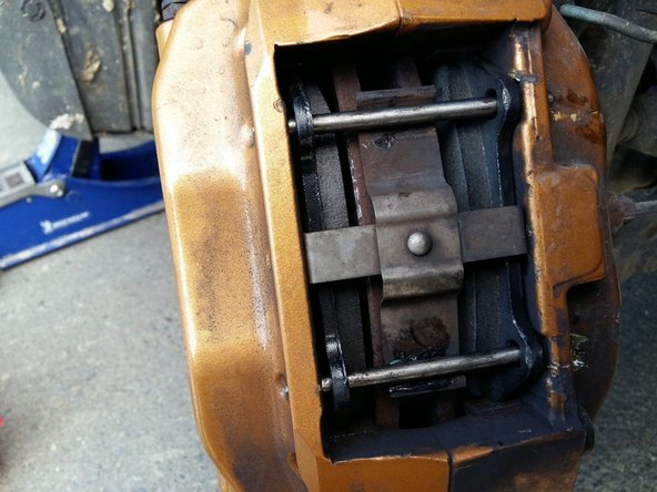 Remonter la tôle et remettre les deux goupilles