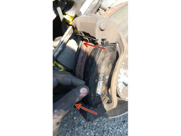 On glisse à présent les nouvelles plaquettes dans le logement.