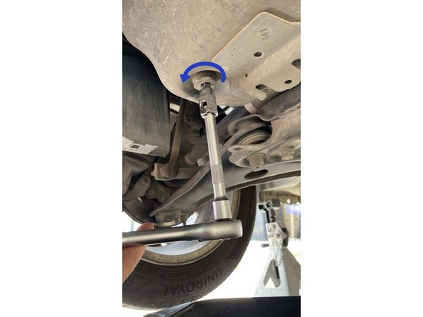 Vérifiez impérativement que vous dévissez le bouchon de vidange de l'huile moteur et non de la boite de vitesse