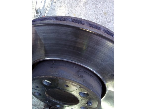 Dévissez la vis qui tient de disque et moyau de la roue à l'aide d'une clé de 10.