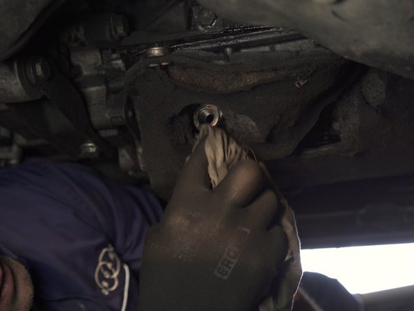 Une fois la totalité de l'huile écoulée, essuyer le carter d'huile avec un chiffon