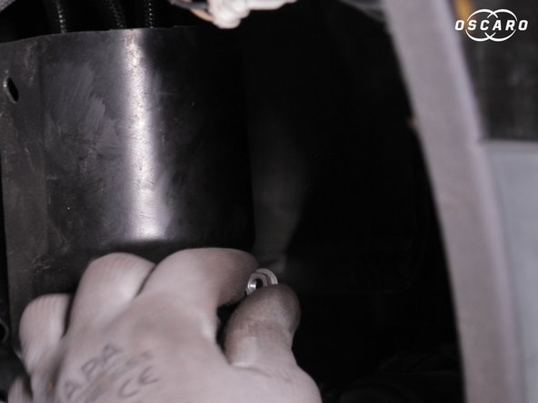 Dévisser et retirer  les trois écrous du support du filtre