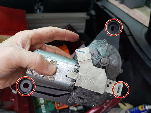 Une fois le moteur enlevé, il suffit de mettre le nouveau, puis de refaire les opérations en sens inverse