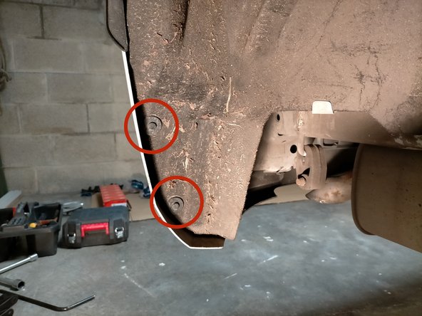 Enlever toutes les agraphes en tirant dessus avec une pince.