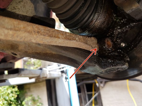 S'aider d'un burin pour pouvoir écarter le logement de la rotule.