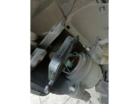 Si vous n'avez pas de repousse piston, faite attention à ne pas abîmer le soufflet du piston en le repoussant.