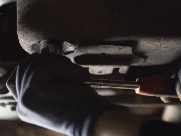 Bloquer le bouchon à l'aide du cliquet et de la douille de 24