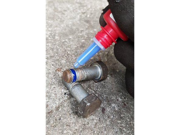 J'ai mis un peu de frein filet sur les vis de l'étrier et de son support.