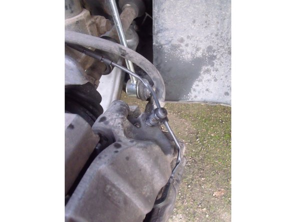 Une fois la purge de l'étrier avant droit terminée, ne pas oublier de remettre le câble du témoin d'usure des plaquettes de frein dans son attache.