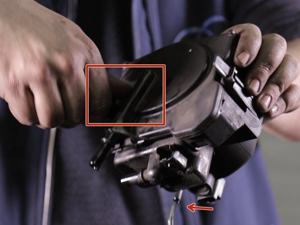 Placer un bac sous le filtre à carburant et deviser la vis de purge pour vidanger le filtre à carburant