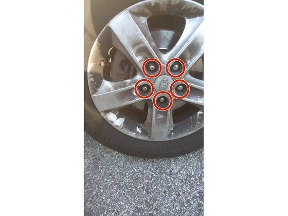 On le positionne, on met une première vis, on visse un peux pour qu'elle accroche, puis on met la 2nd avant de serrer, on serre un peux chacune des vis à tour de rôle afin d'être sur de ne pas forcer sur un pas de vis et de visser de travers.