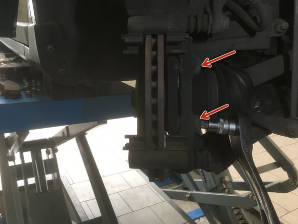 A l'aide du cliquet et de la douille de Torx T55 dévisser les 2 vis de T55 de la chape