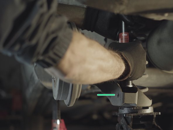 Aligner les trous de l'amortisseur à ceux du support