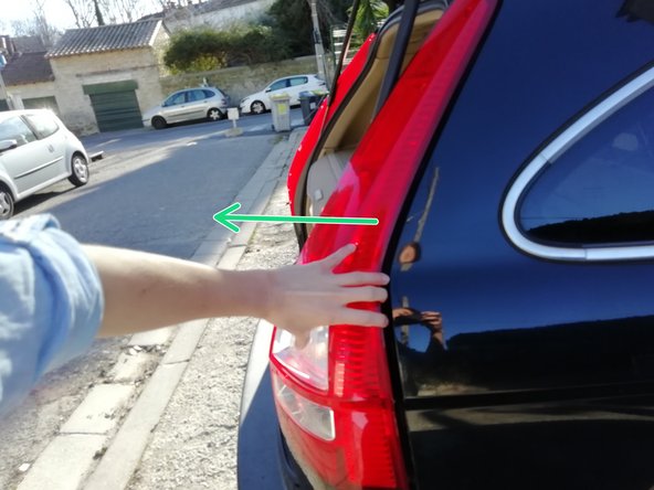 Tirez doucement sur le bloc de feu des deux côtés afin de déclipser les attaches plastiques qui le retiennent.