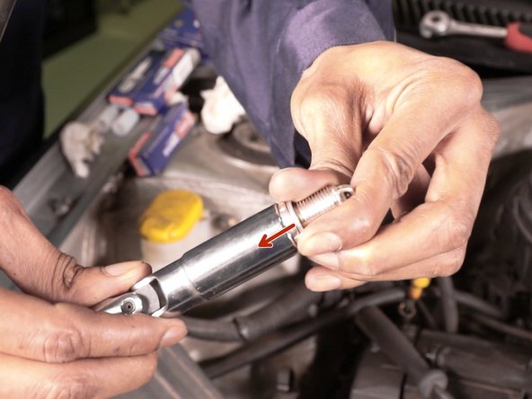 Insérer la nouvelle bougie dans la douille