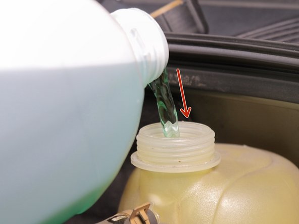Ouvrir le bocal du liquide de refroidissement et le remplir