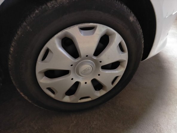 Enlever l'enjoliveur de roue à la main en tirant dessus.