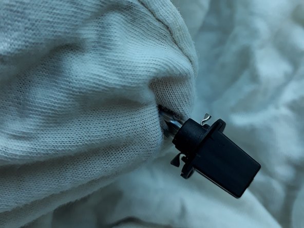 tirer sur l'ampoule (avec les doigts ou avec une pince ) pour la séparer du support plastique noir.