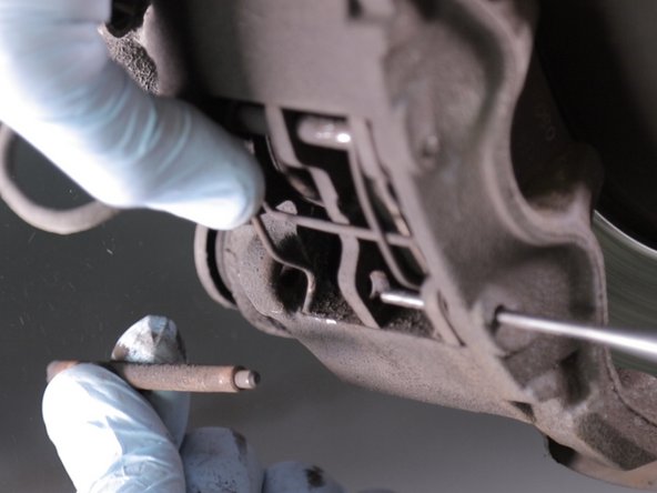 A l'aide d'un chasse goupille , pousser et retirer la goupille du bas