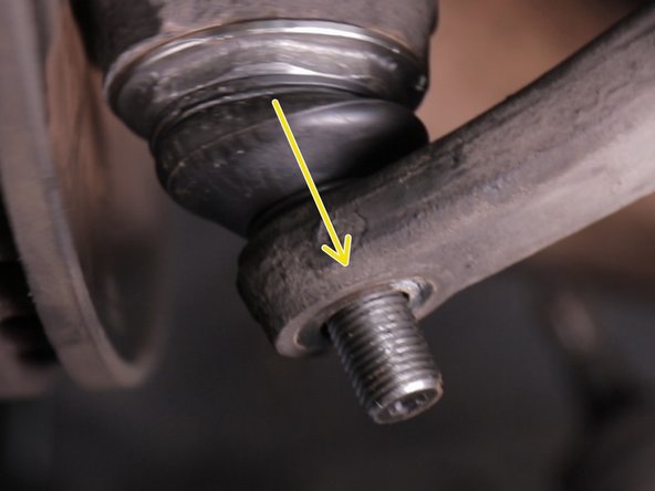 Maintenir la barre en position pour insérer la rotule dans le triangle