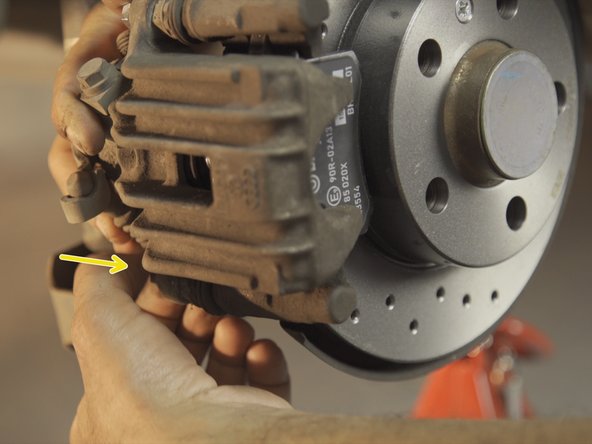 Replacer les deux vis de maintient de l'étrier en exercent une pression sur les ressorts de plaquette pour facilité le guidage des vis