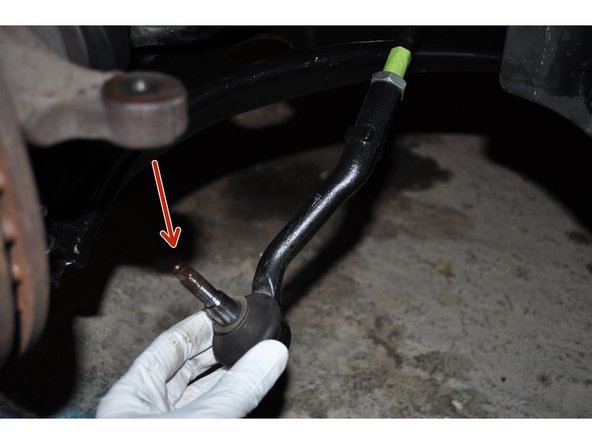 Déposer la rotule de direction en la desserrant avec la main