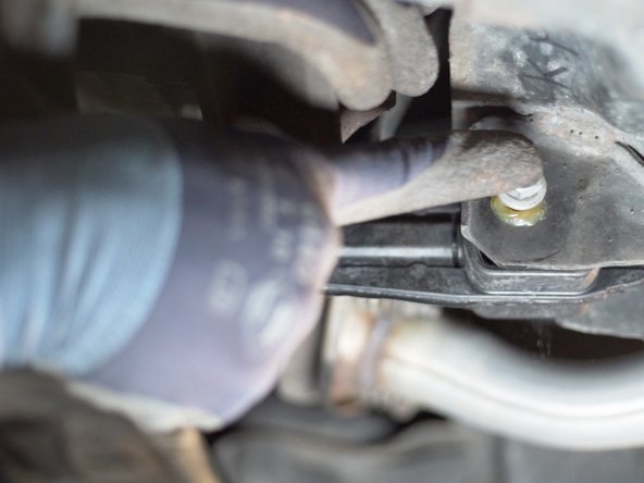 Resserrer-la à l'aide de la clé plate de 16