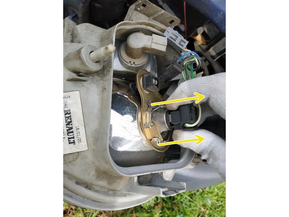 Si le porte-ampoule et l'ampoule viennent avec, ce n'est pas grave. Il suffit de débrancher et de remettre le porte-ampoule en place.