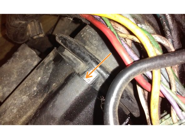 sur ce tutoriel elle était démanchée.Pour la remettre il suffit de l’emboîter à la main.