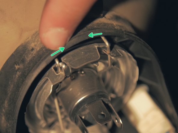 
2 springs hold the bulb
