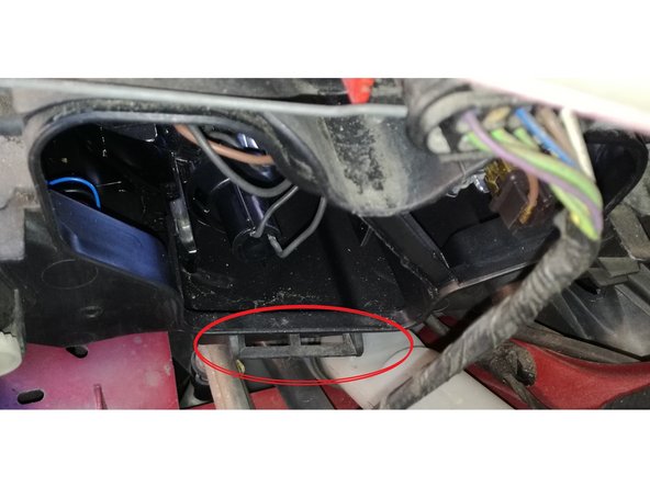 La trappe se fixe d'abord dans les deux encoche dus bas.