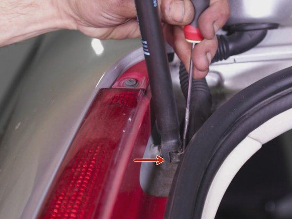 A l'aide d'un tournevis plat retirer le clips de maintien en bas du vérin