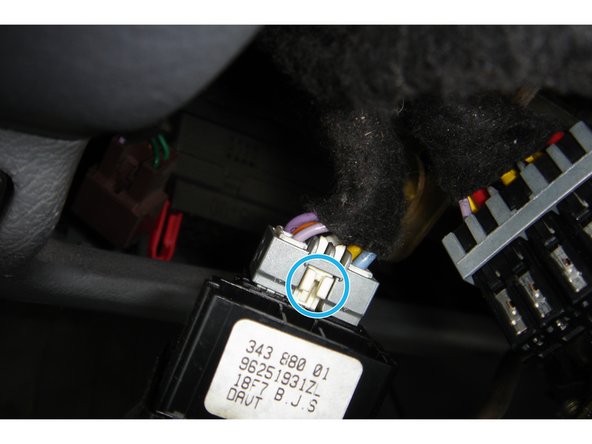 Il se dévérrouille en appuyant sur un bouton sur la face accessible (à droite). On commence par celui là, car son faisceau est assez rigide.