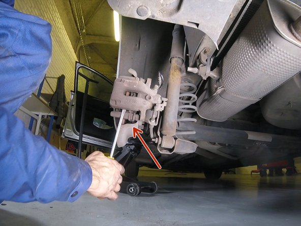 Retirer l’étrier si besoin aidez vous du tournevis plat pour le débloquer