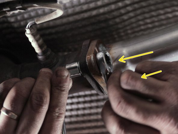 Placer les deux écrous  entre les deux tuyau et les resserrer